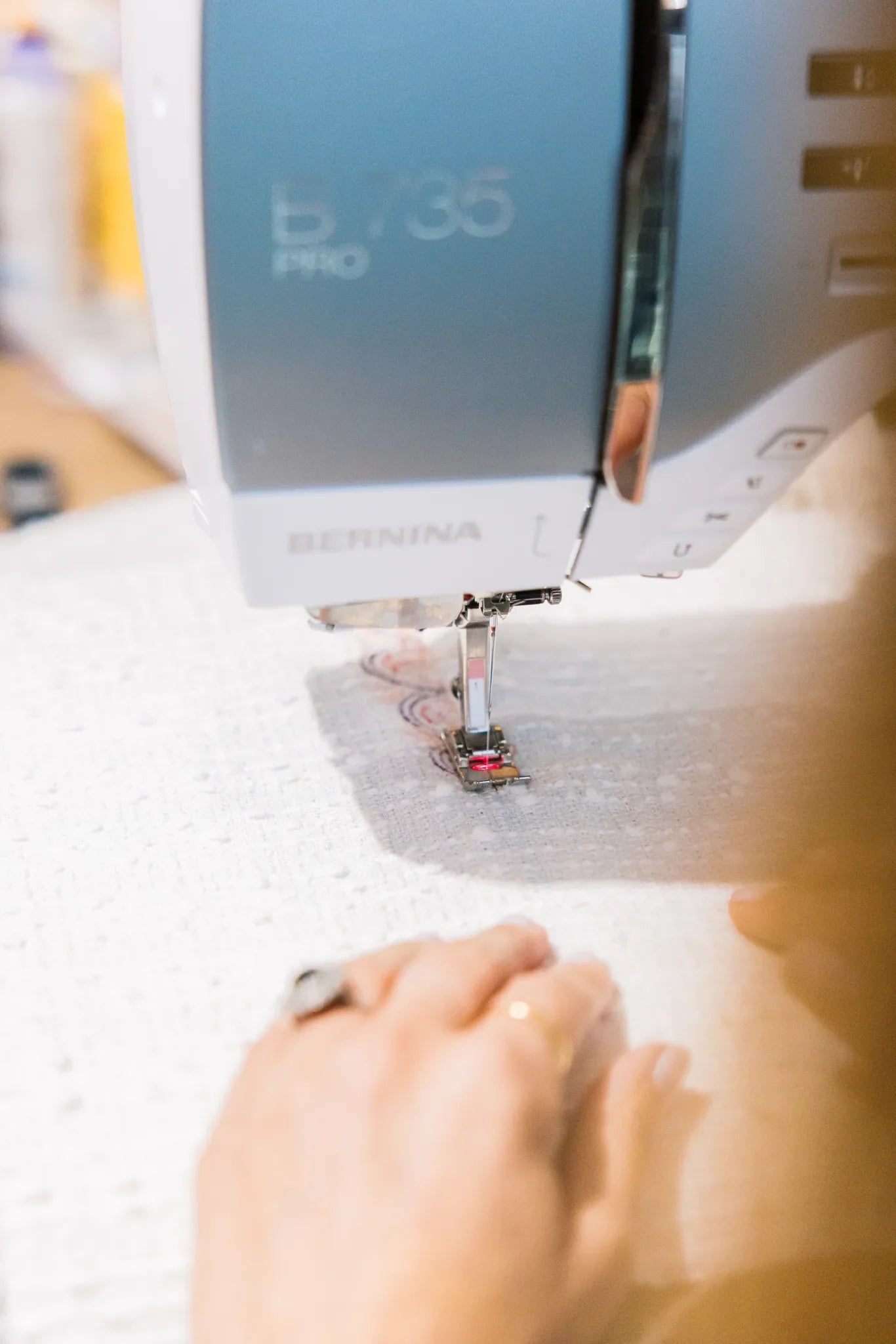 Machine à coudre et à broder BERNINA 735 PRO — en situation, atelier de couture