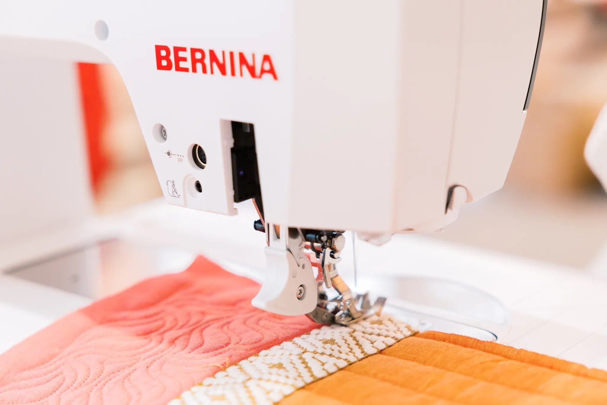 Machine à coudre et à broder BERNINA 770 QE PRO — en situation, atelier de quilting