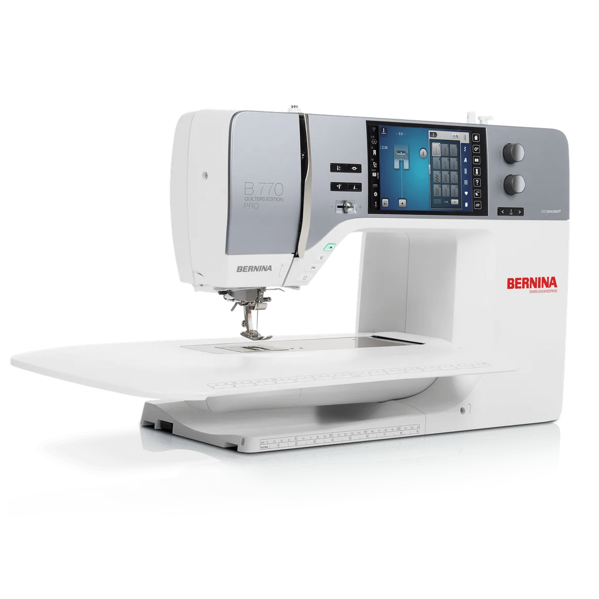 Machine à coudre et à broder BERNINA 770 QE PRO — en atelier, avec table rallonge