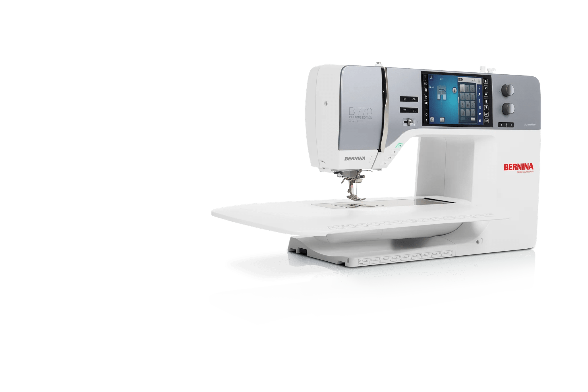 Machine à coudre et à broder BERNINA 770 QE PRO — en atelier, avec table rallonge