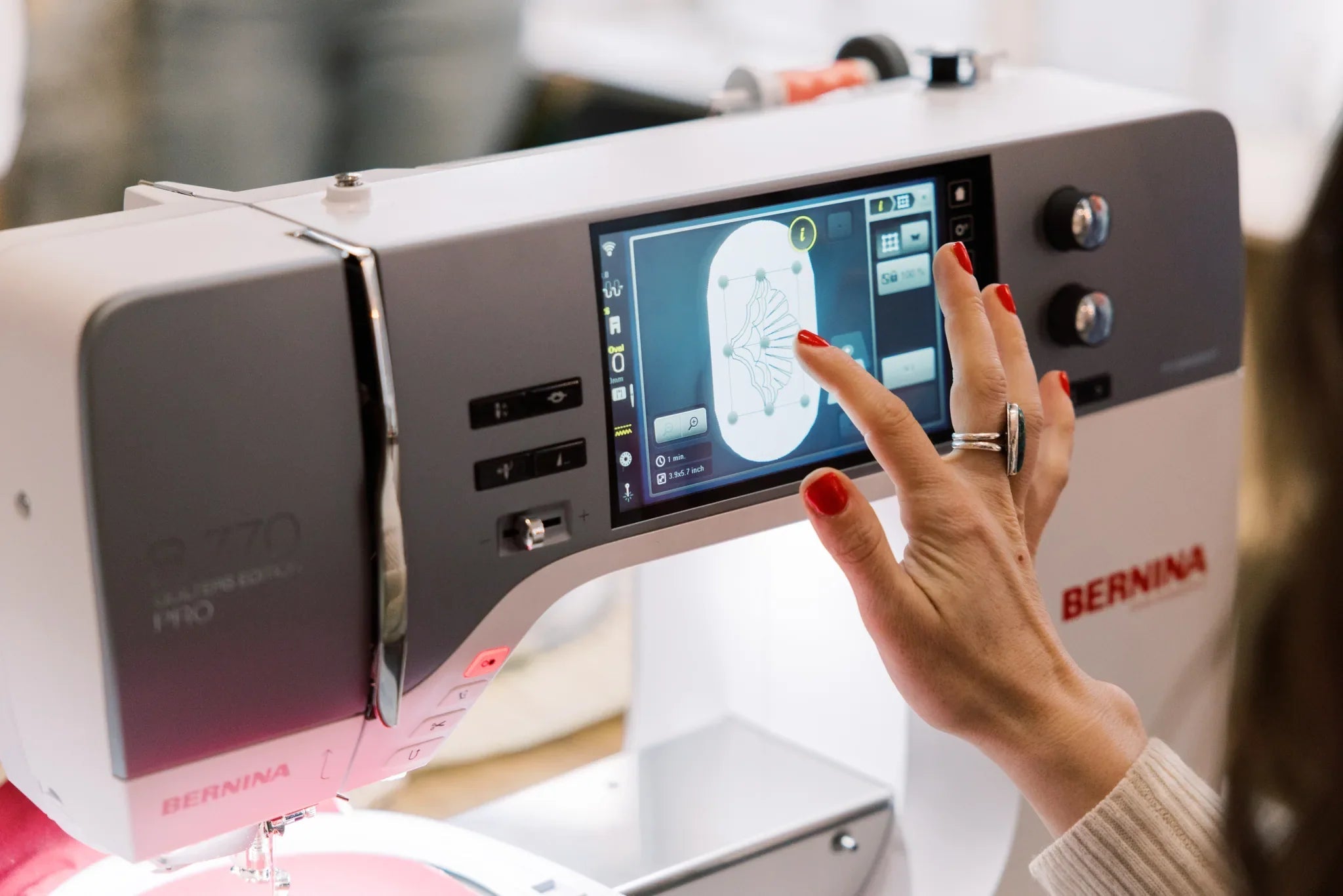 Machine à coudre et à broder BERNINA 770 QE PRO — en situation, atelier de quilting