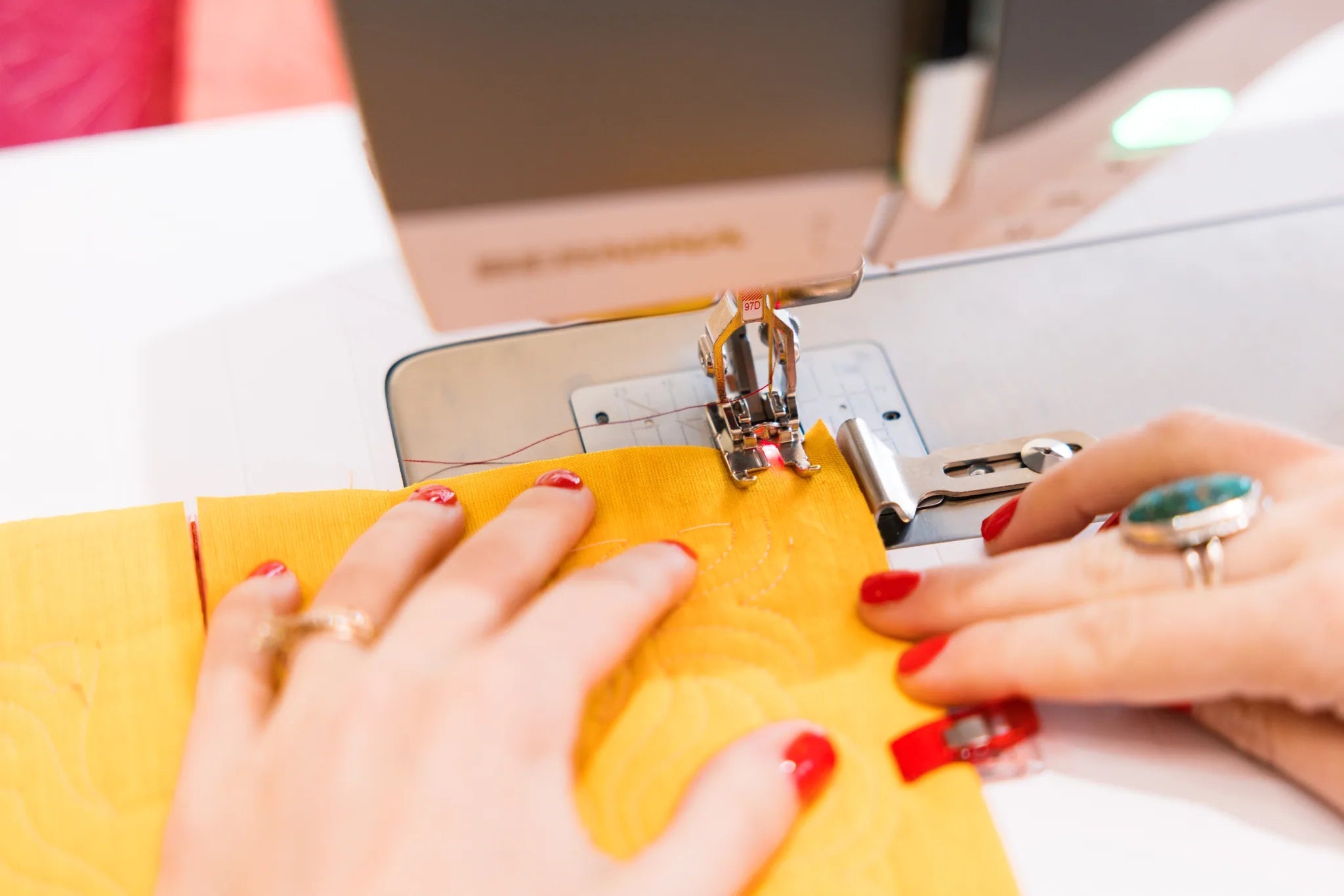 Machine à coudre et à broder BERNINA 770 QE PRO — en situation, atelier de quilting