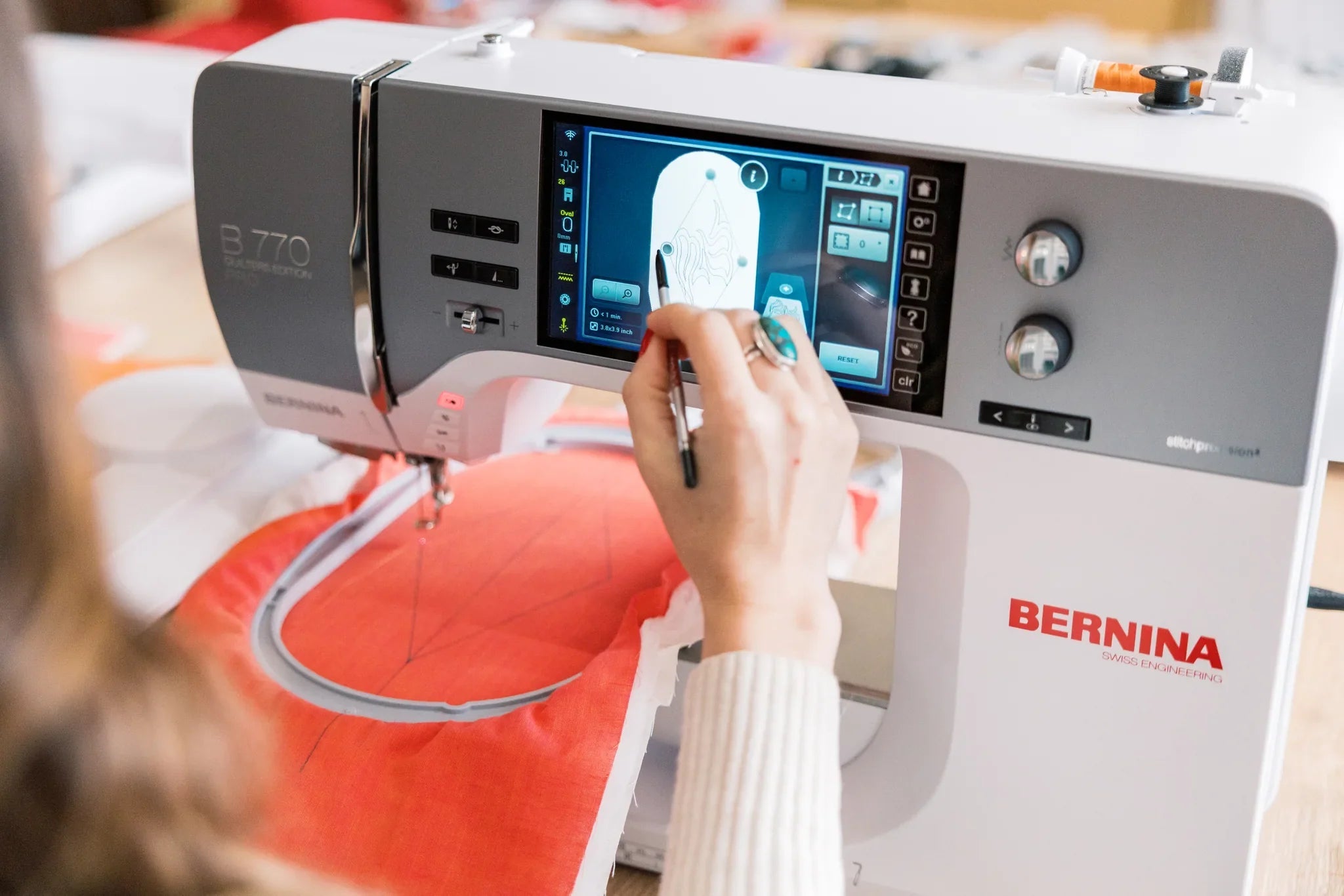 Machine à coudre et à broder BERNINA 770 QE PRO — en situation, atelier de quilting
