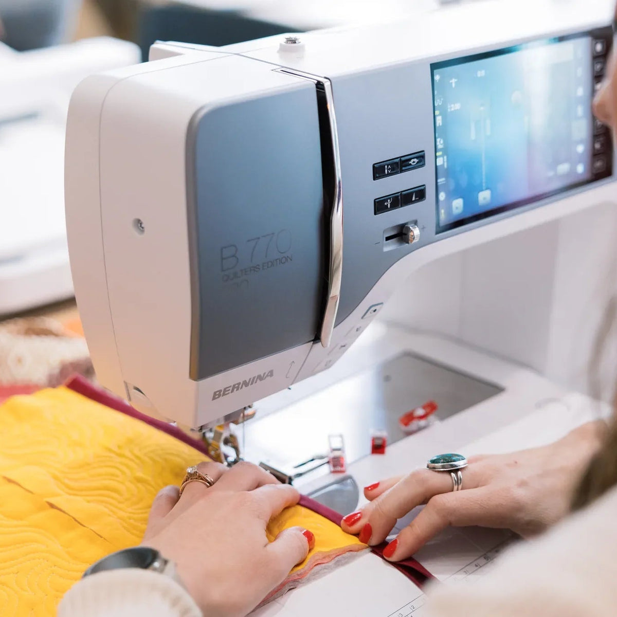 Machine à coudre et à broder BERNINA 770 QE PRO — en situation, atelier de quilting