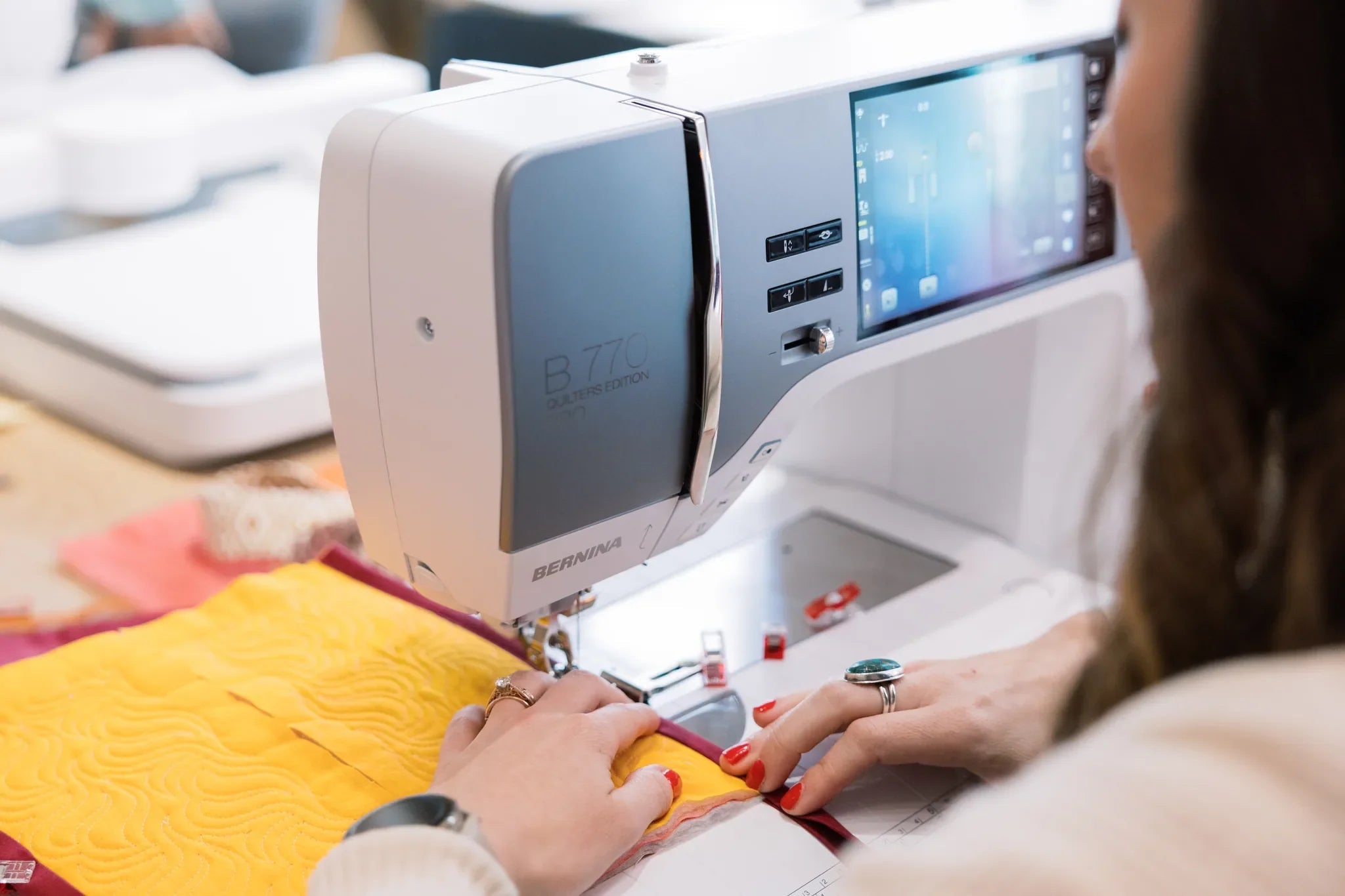 Machine à coudre et à broder BERNINA 770 QE PRO — en situation, atelier de quilting