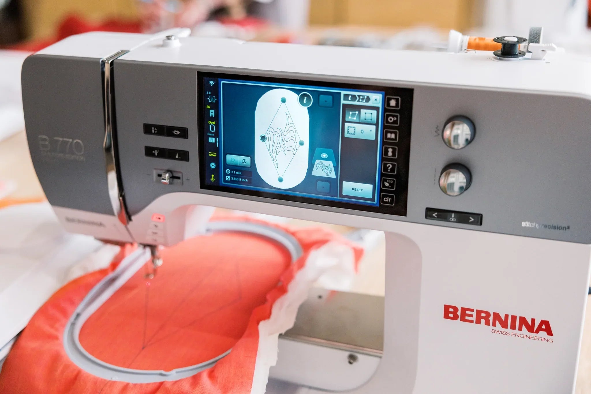 Machine à coudre et à broder BERNINA 770 QE PRO — en situation, atelier de quilting