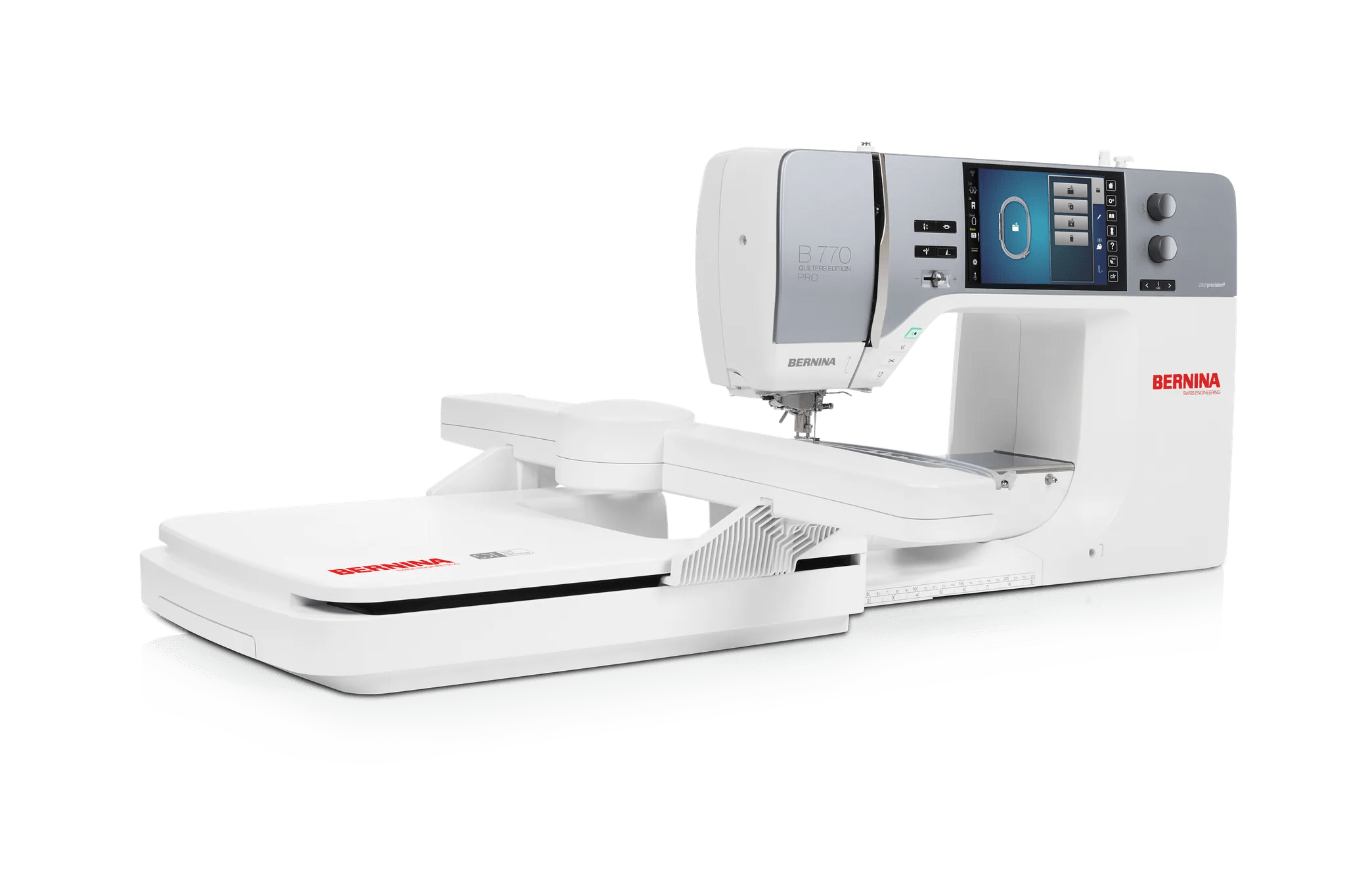 Machine à coudre et à broder BERNINA 770 QE PRO — en atelier, cadrage carré