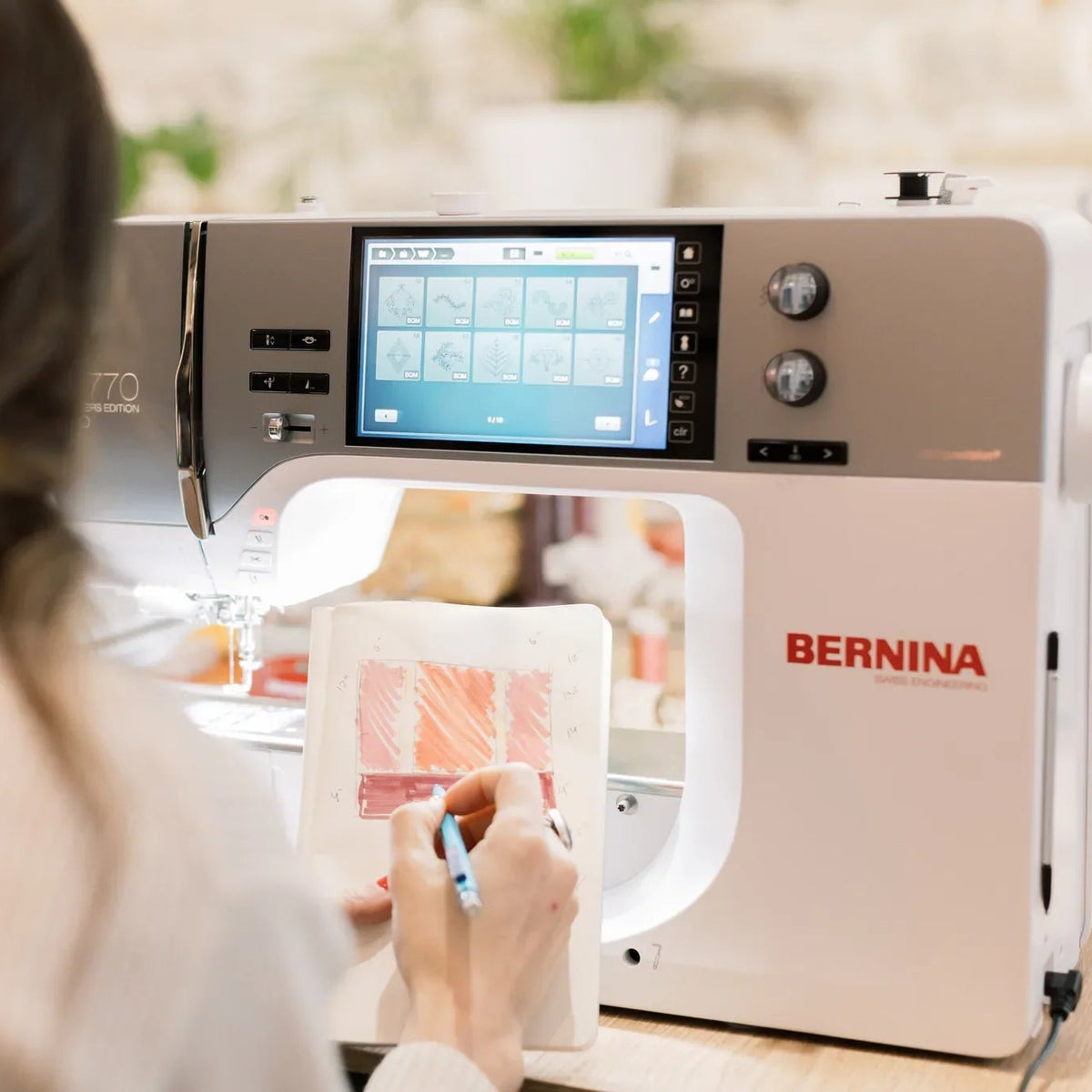 Machine à coudre et à broder BERNINA 770 QE PRO — en situation, atelier de quilting