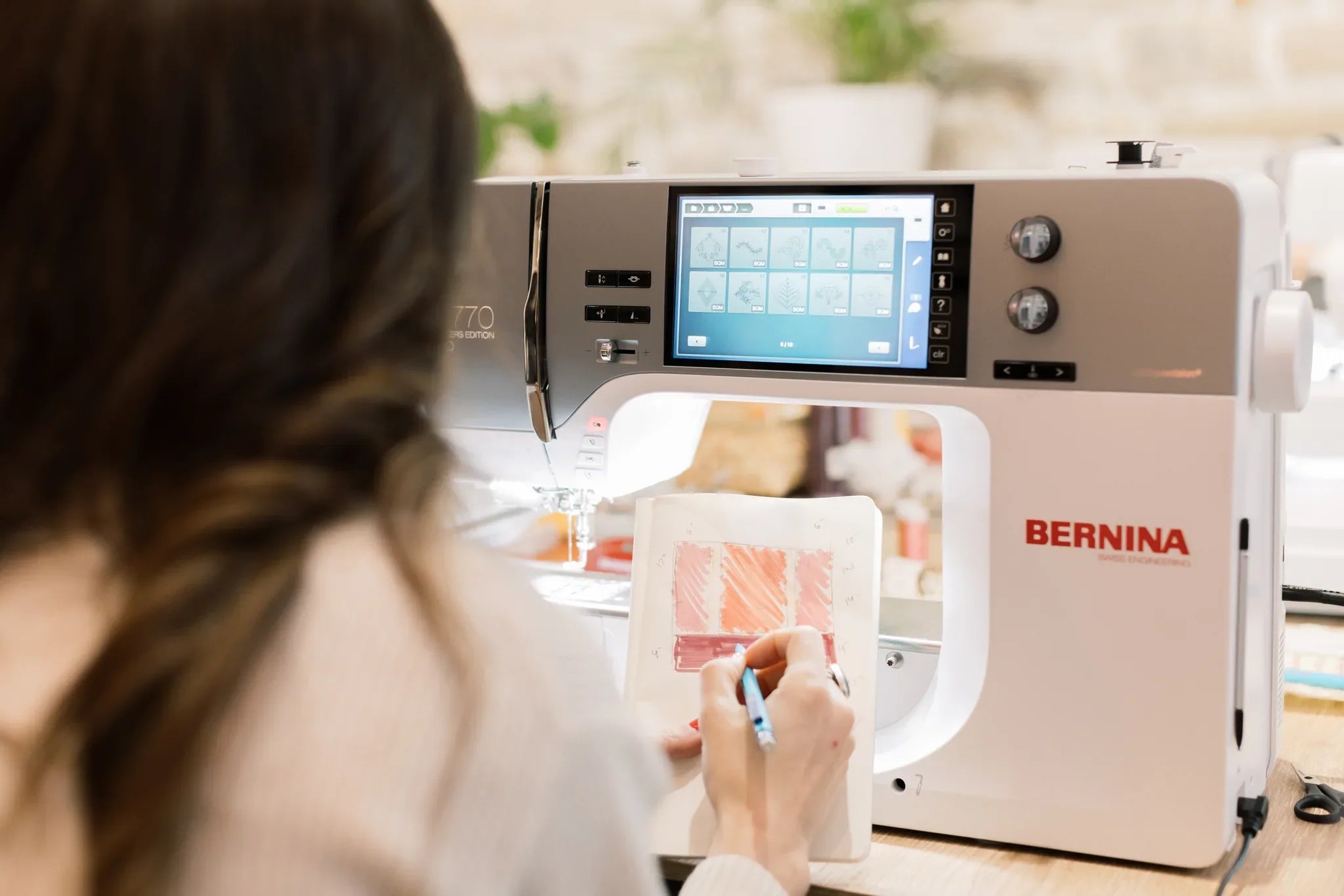 Machine à coudre et à broder BERNINA 770 QE PRO — en situation, atelier de quilting