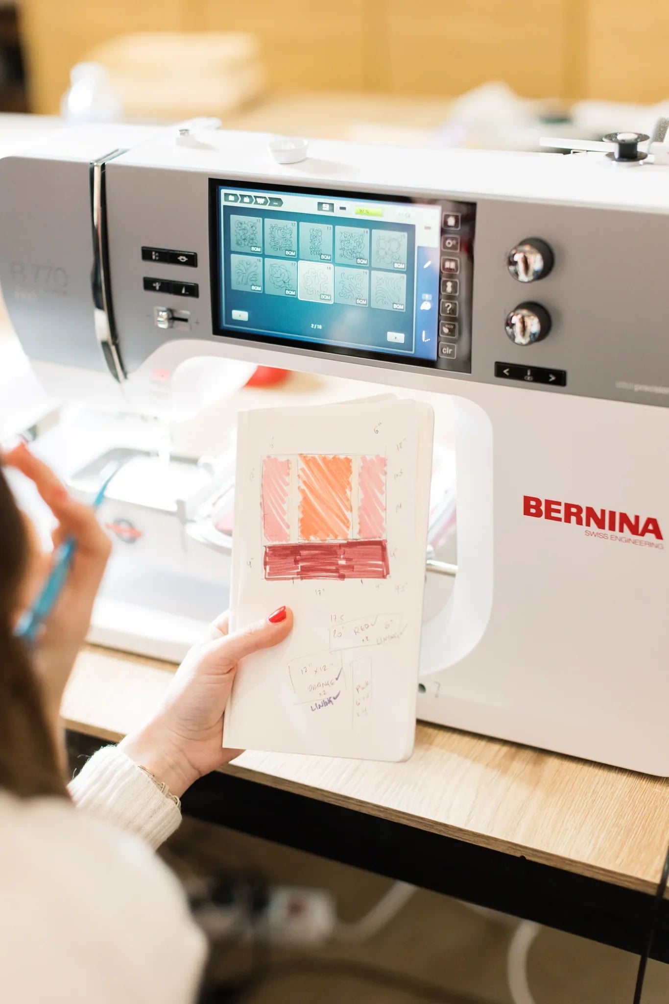 Machine à coudre et à broder BERNINA 770 QE PRO — en situation, atelier de quilting
