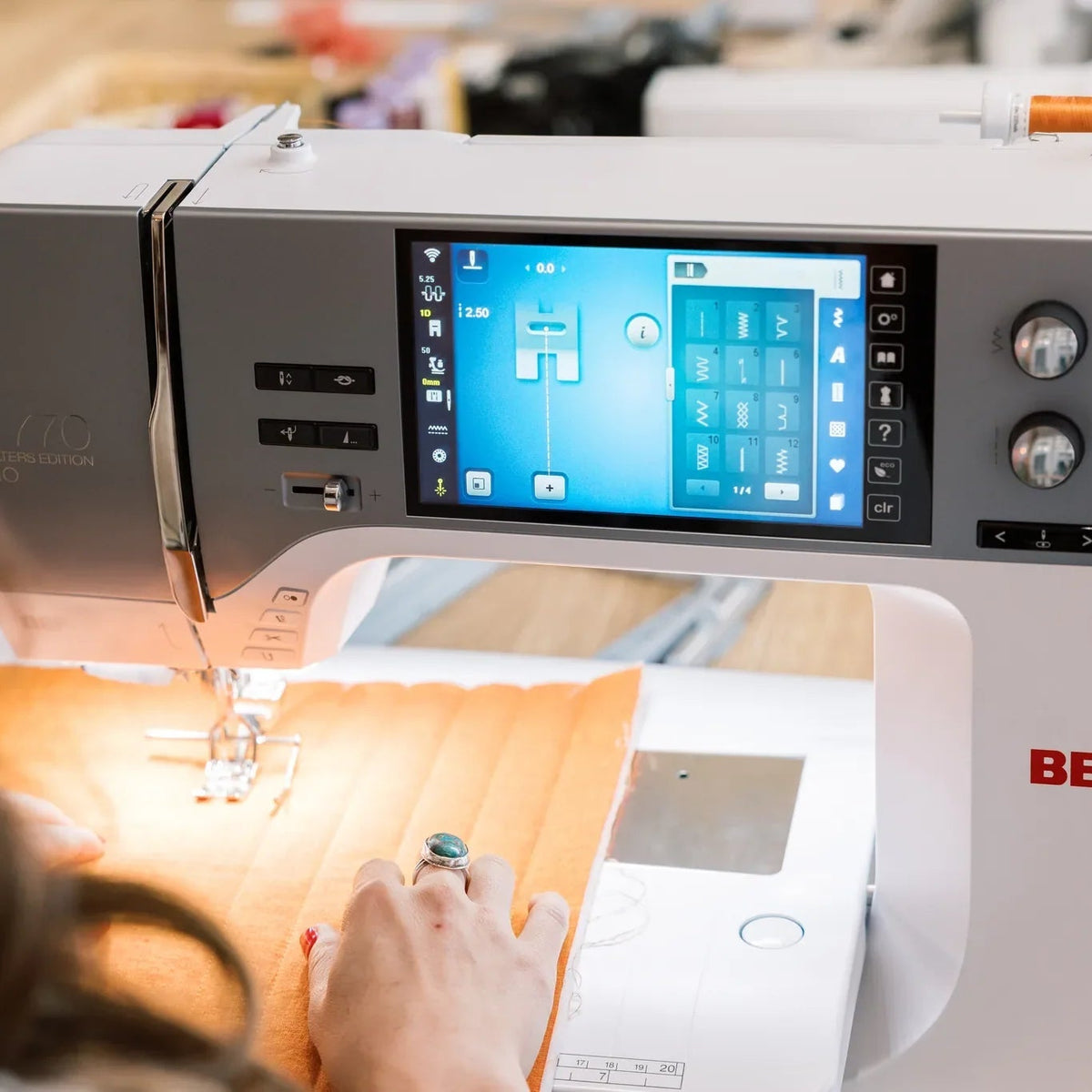Machine à coudre et à broder BERNINA 770 QE PRO — en situation, atelier de quilting