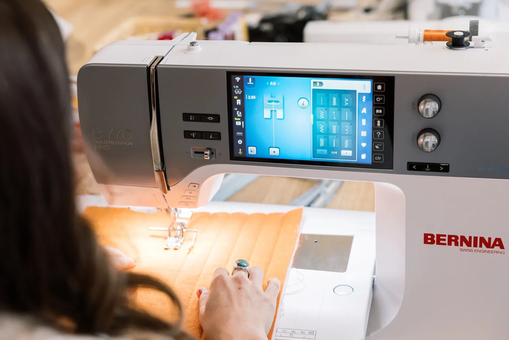 Machine à coudre et à broder BERNINA 770 QE PRO — en situation, atelier de quilting