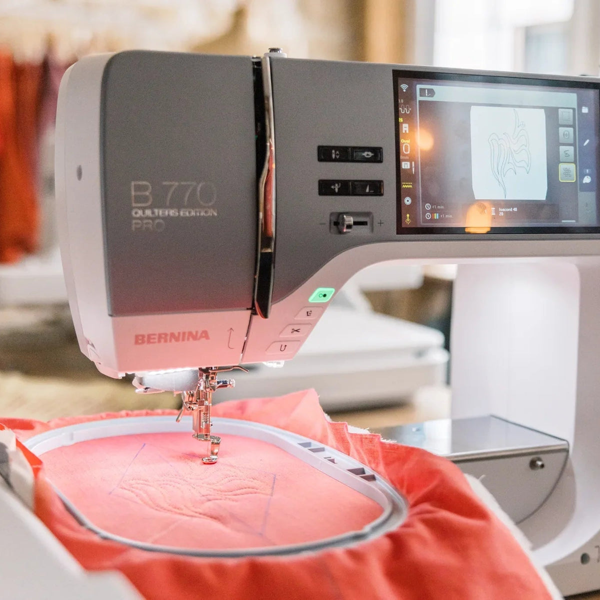 Machine à coudre et à broder BERNINA 770 QE PRO — en situation, atelier de quilting