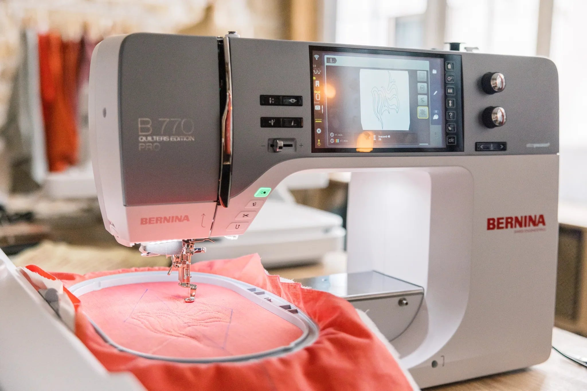 Machine à coudre et à broder BERNINA 770 QE PRO — en situation, atelier de quilting