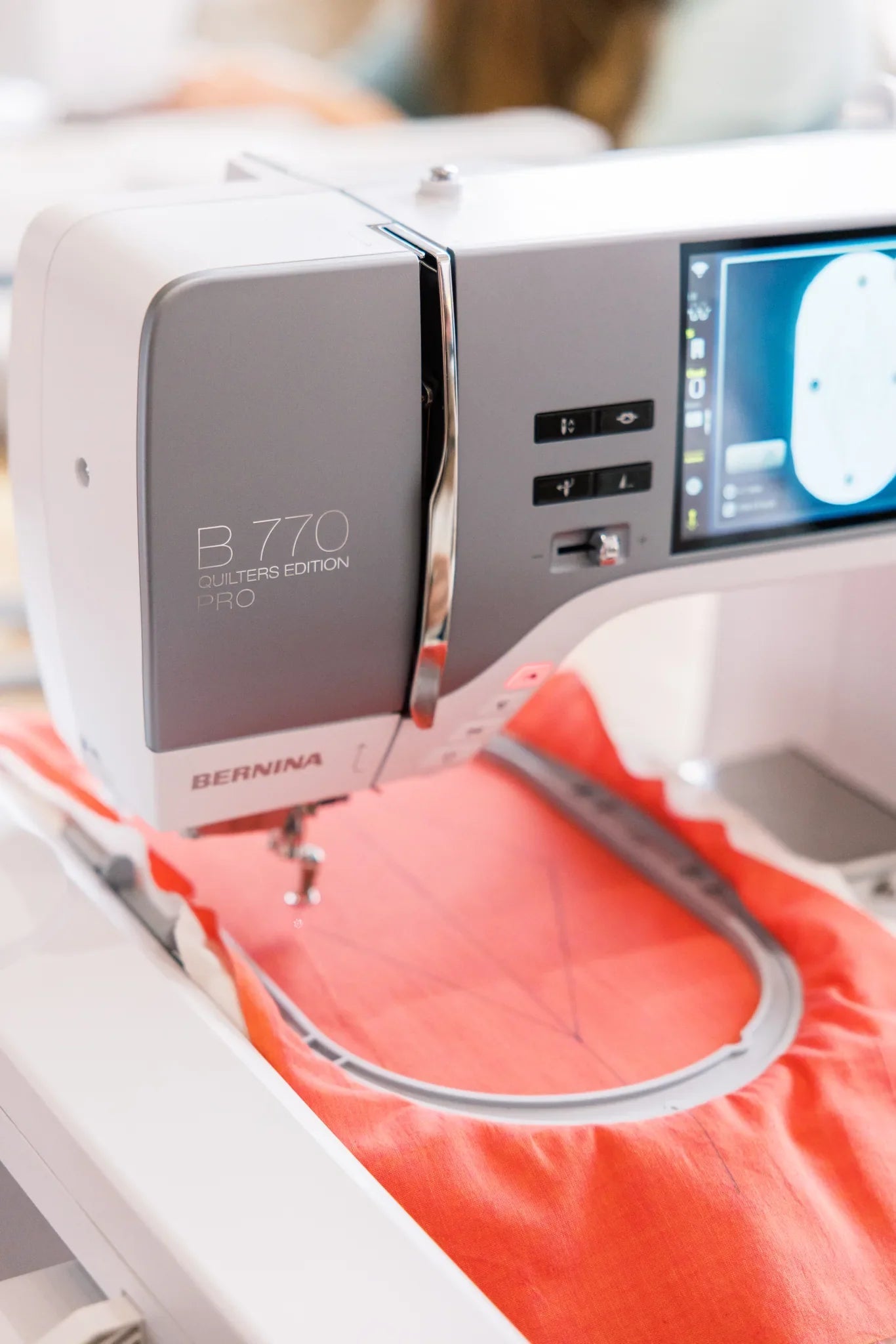 Machine à coudre et à broder BERNINA 770 QE PRO — en situation, atelier de quilting
