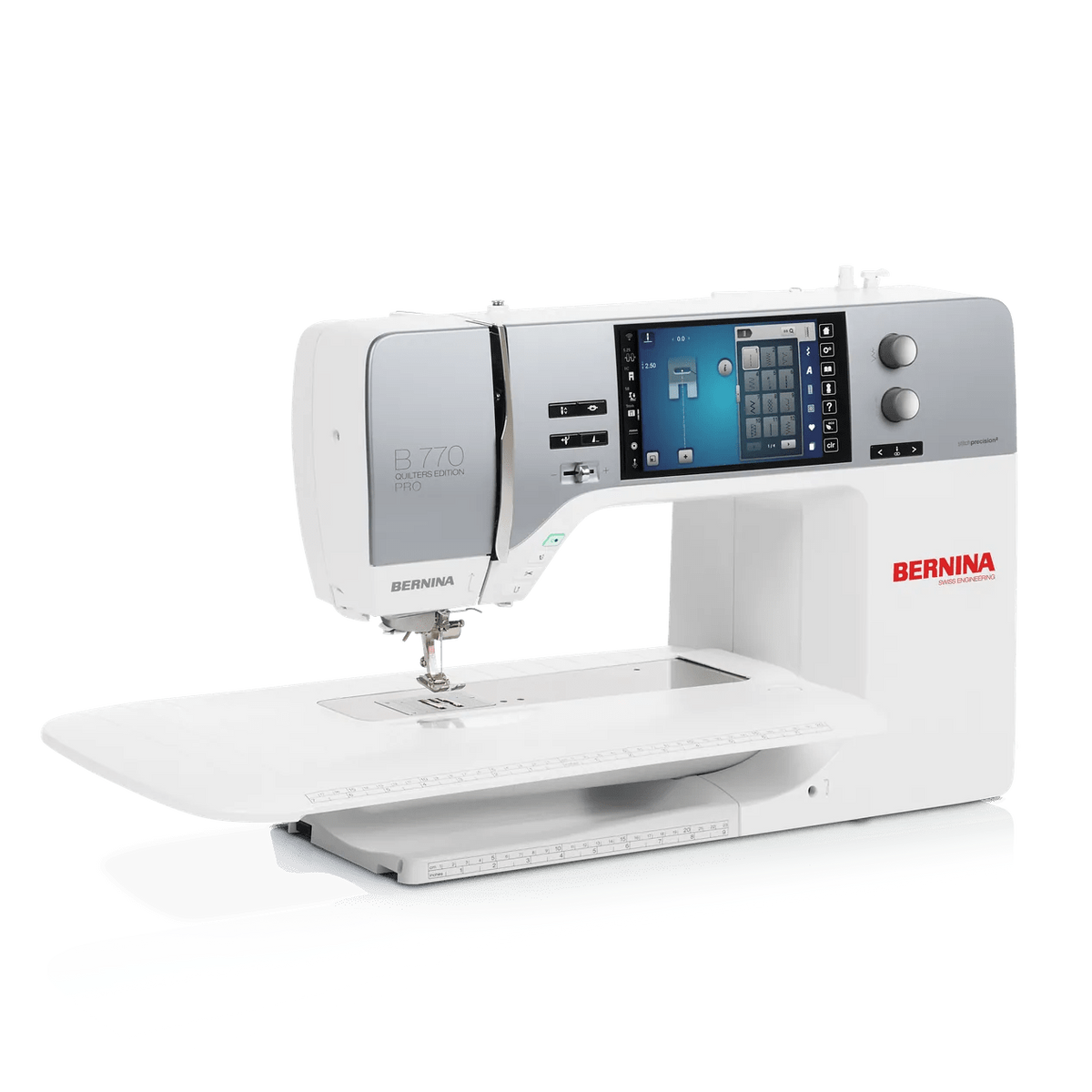 Machine à coudre et à broder BERNINA 770 QE PRO — vue trois quarts, avec table rallonge