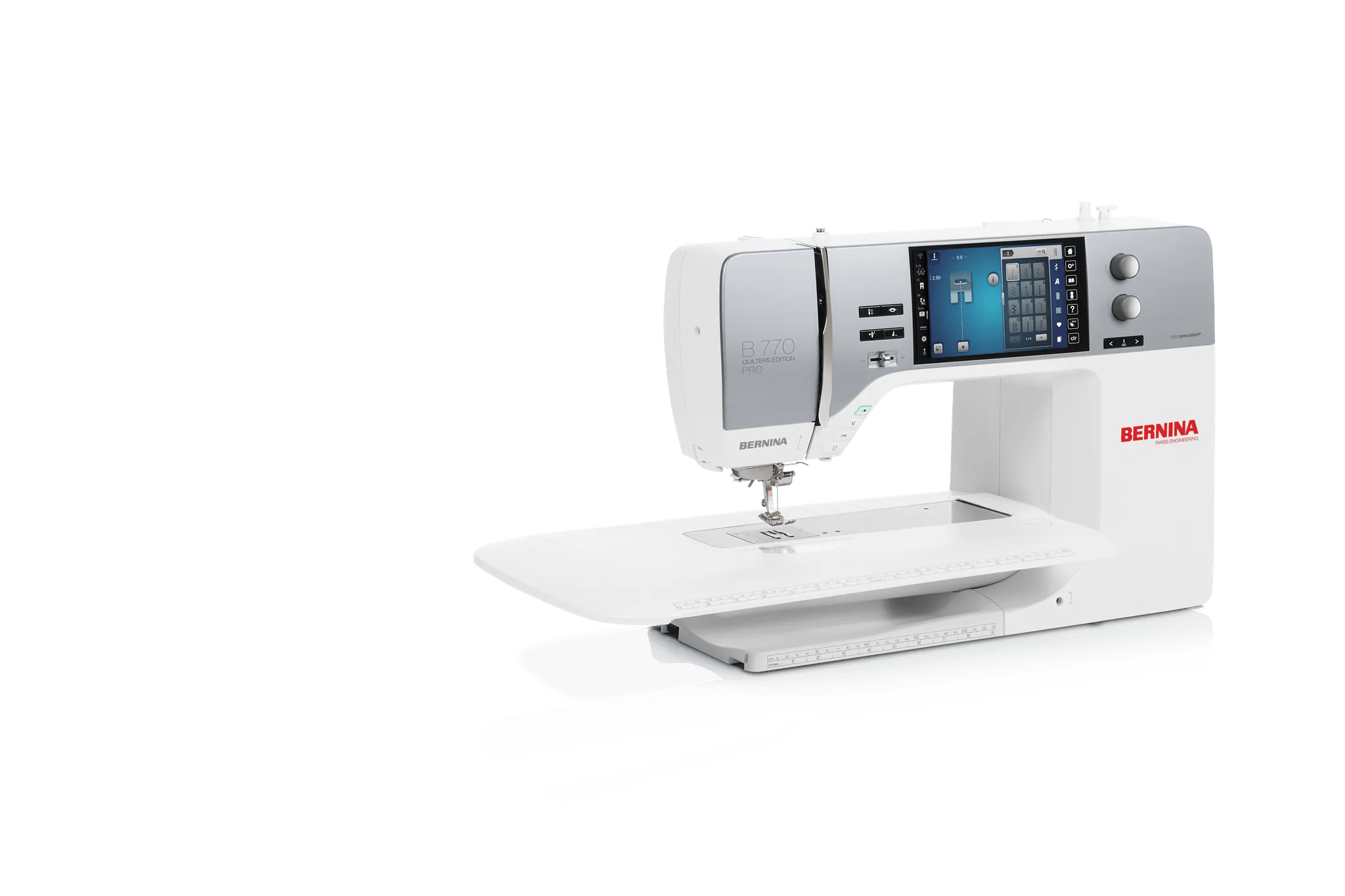 Machine à coudre et à broder BERNINA 770 QE PRO — vue trois quarts, avec table rallonge