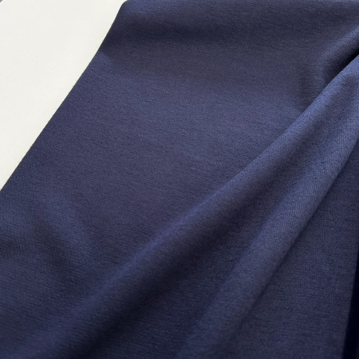 Détail de la maille tricot bleu marine