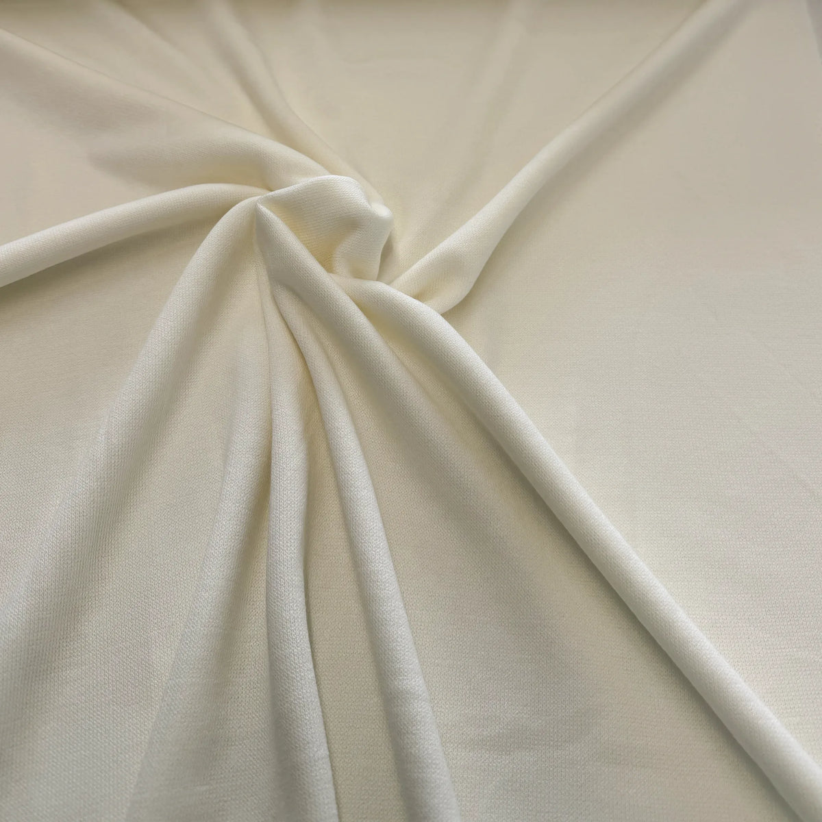 Tombé fluide de la maille tricot écru