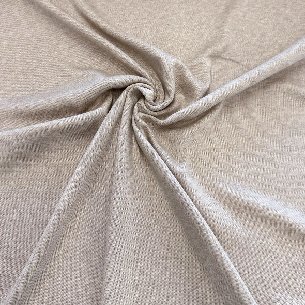 Détail de la maille tricot noisette chiné