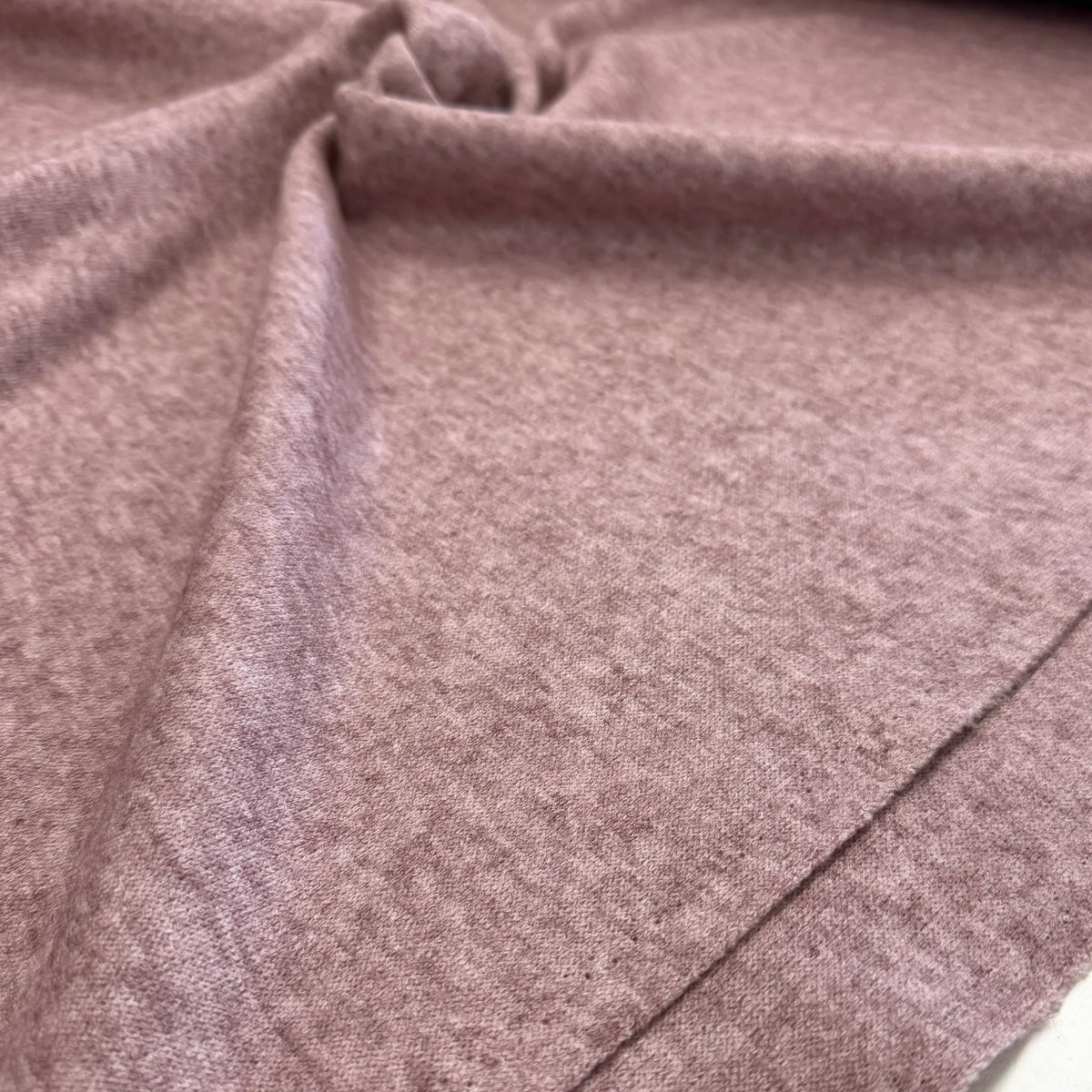 Détail de la maille tricot vieux rose chiné