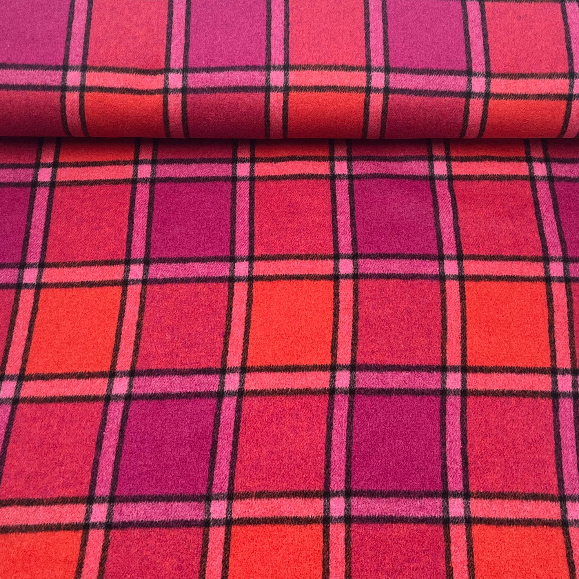 Tissu lainage carreaux rouge et rose