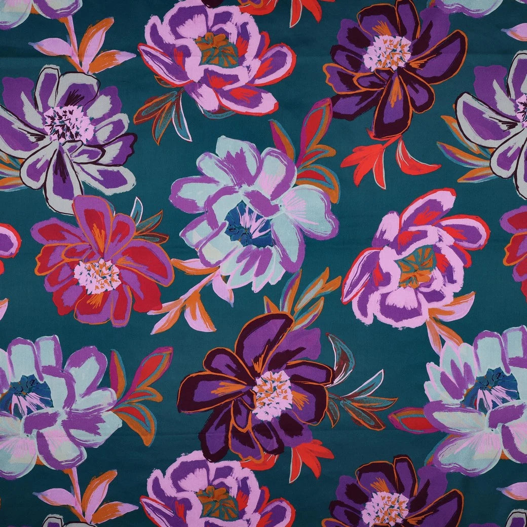 Satin de coton fleurs violettes, lilas et rouges sur fond bleu canard