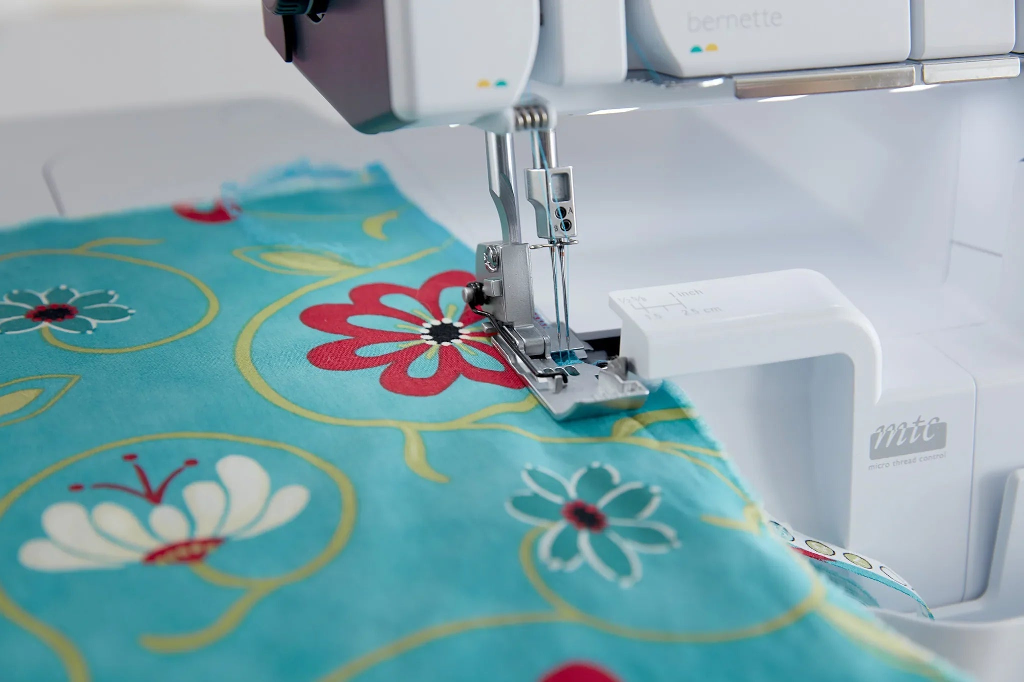 Surjeteuse bernette 64 AIRLOCK — en couture, en situation