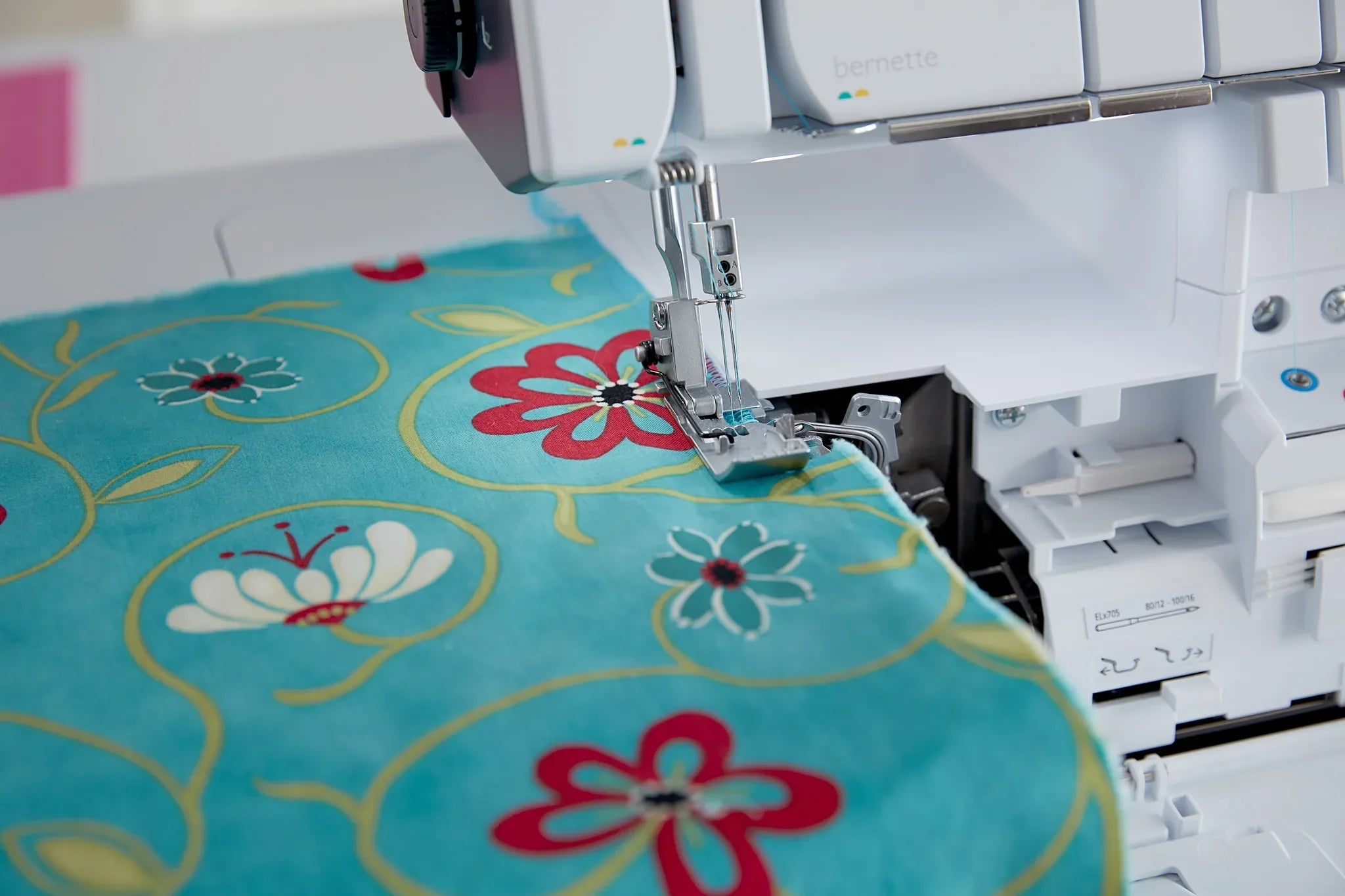 Surjeteuse bernette 64 AIRLOCK — en couture, en situation