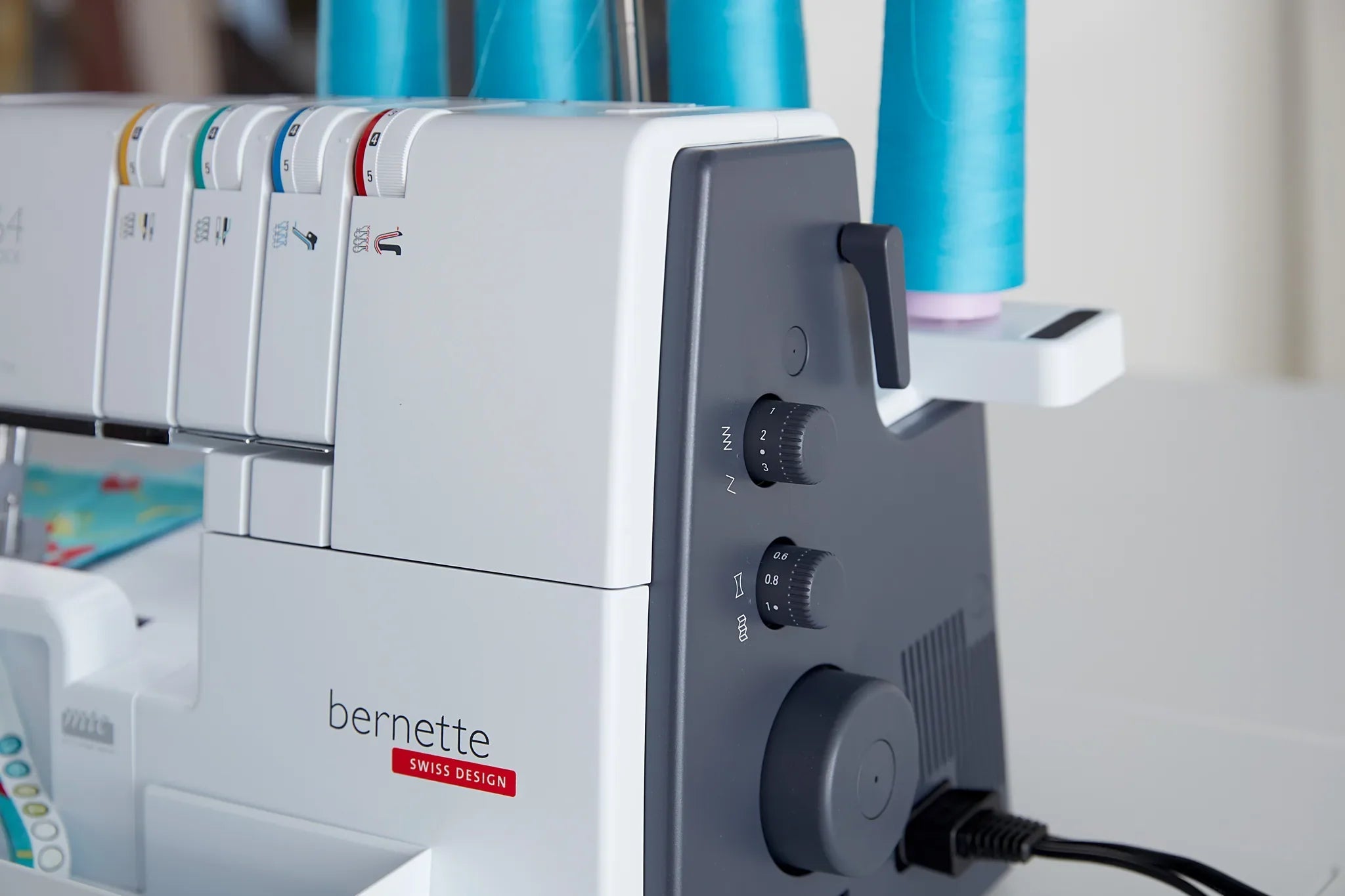 Surjeteuse bernette 64 AIRLOCK — en couture, en situation