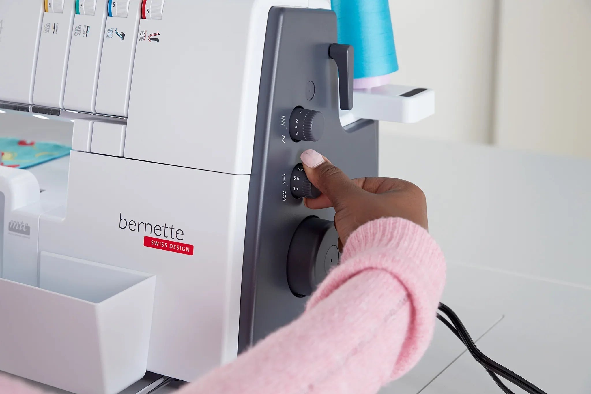 Surjeteuse bernette 64 AIRLOCK — en couture, en situation