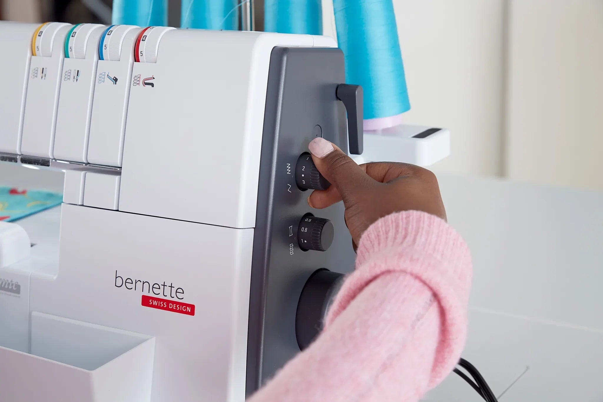 Surjeteuse bernette 64 AIRLOCK — en couture, en situation