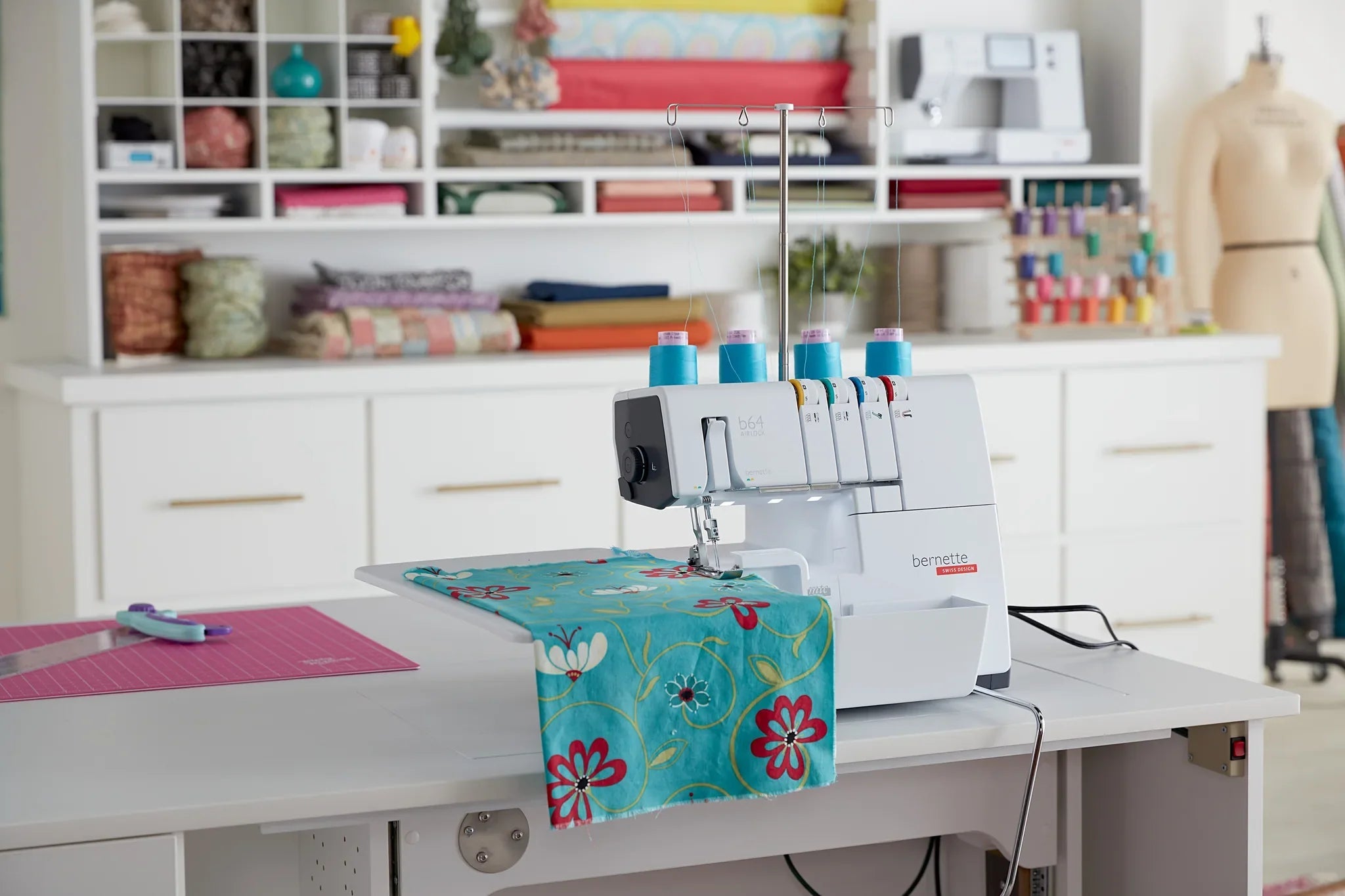 Surjeteuse bernette 64 AIRLOCK — en couture, en situation