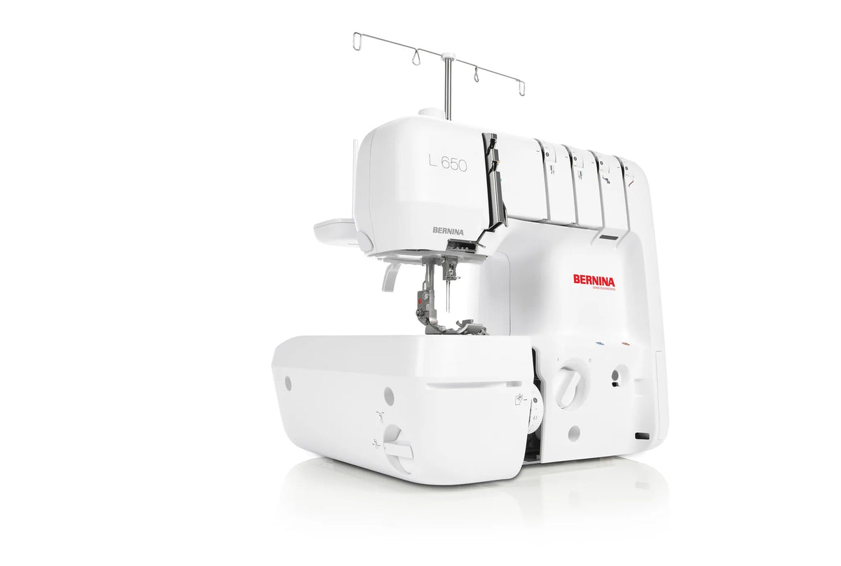 Surjeteuse BERNINA L 650 — en fonctionnement, capot ouvert
