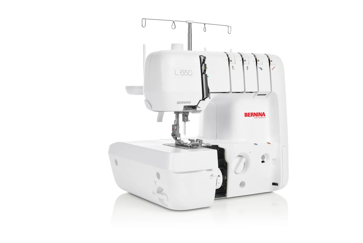 Surjeteuse BERNINA L 650 — en atelier, capot ouvert