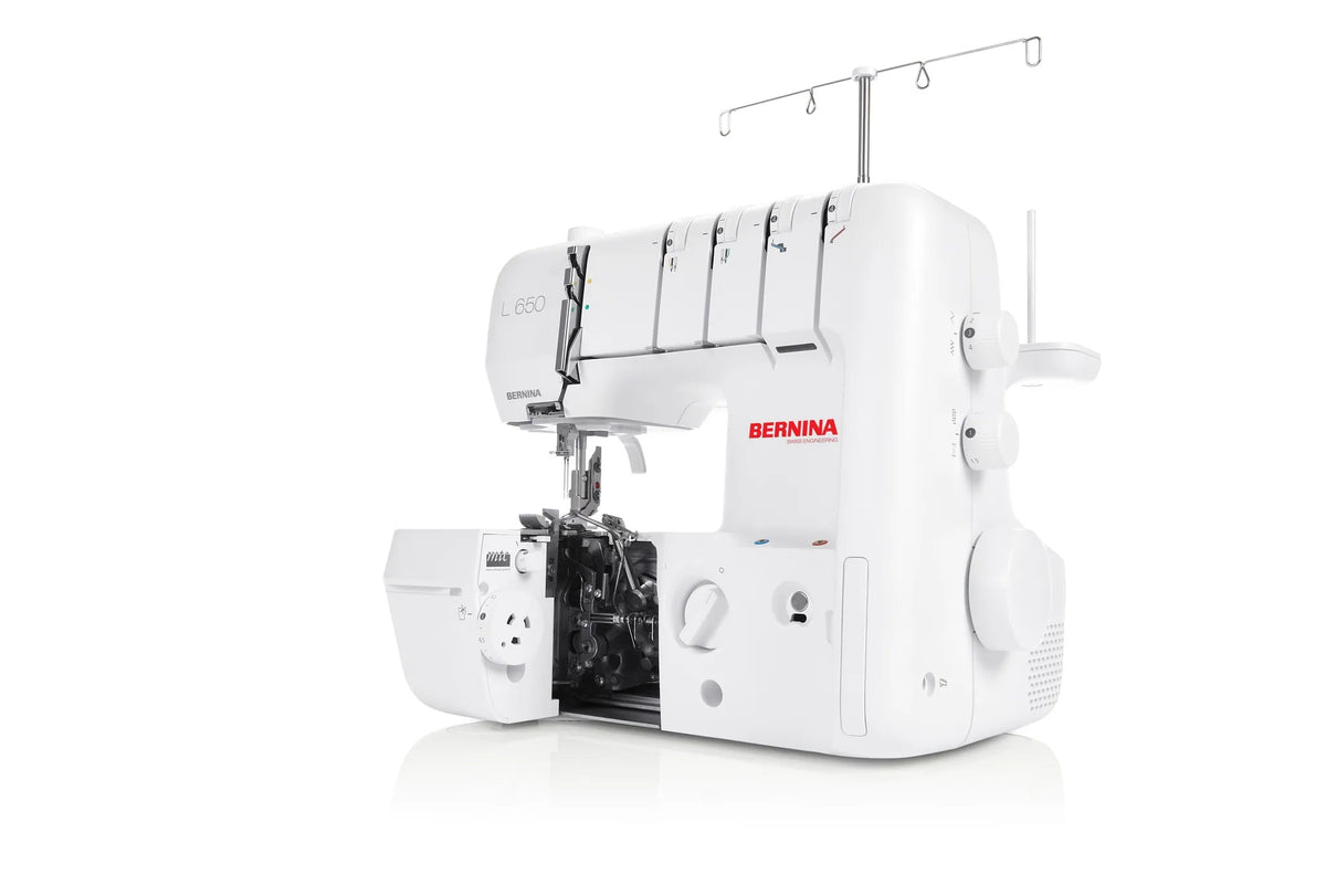 Surjeteuse BERNINA L 650 — en fonctionnement, capot ouvert