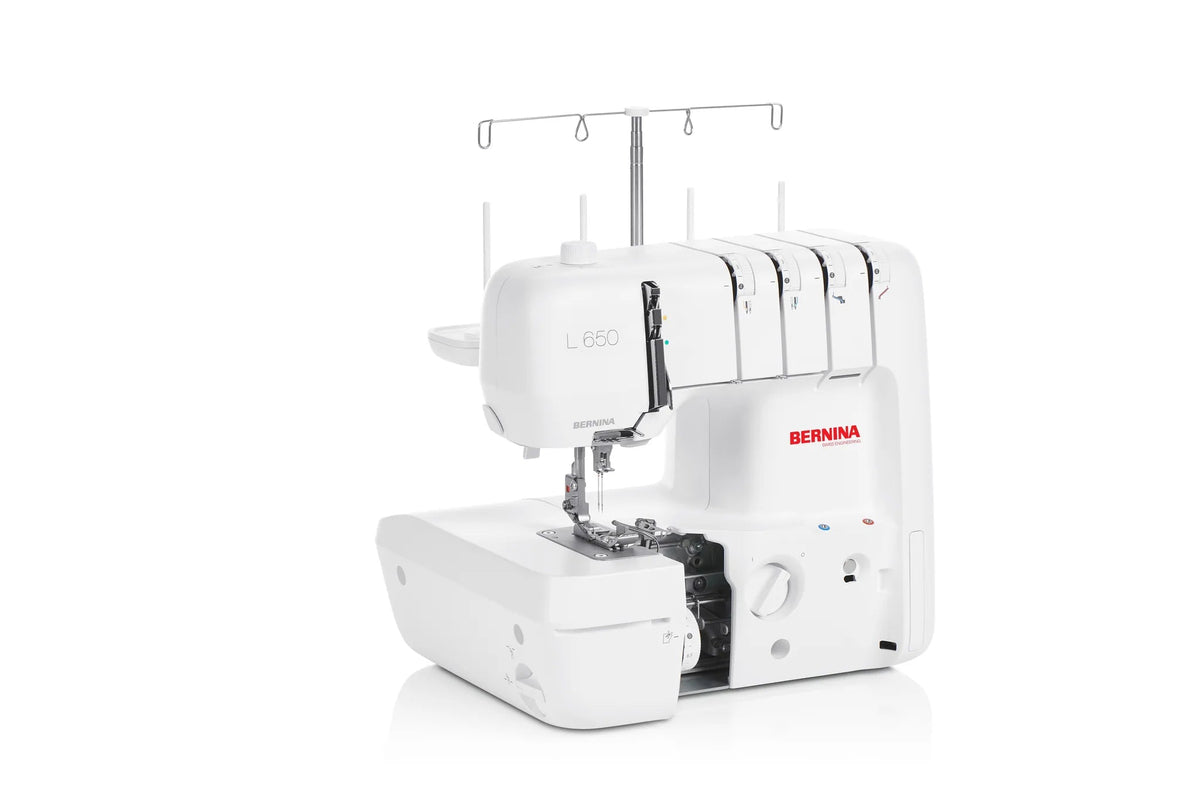 Surjeteuse BERNINA L 650 — vue trois quarts, capot ouvert