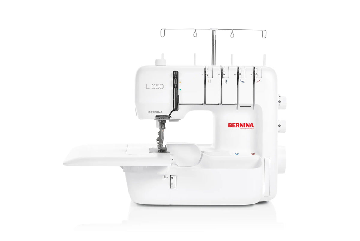 Surjeteuse BERNINA L 650 — vue de face, avec table rallonge