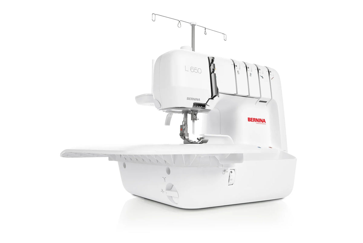 Surjeteuse BERNINA L 650 — en fonctionnement, avec table rallonge