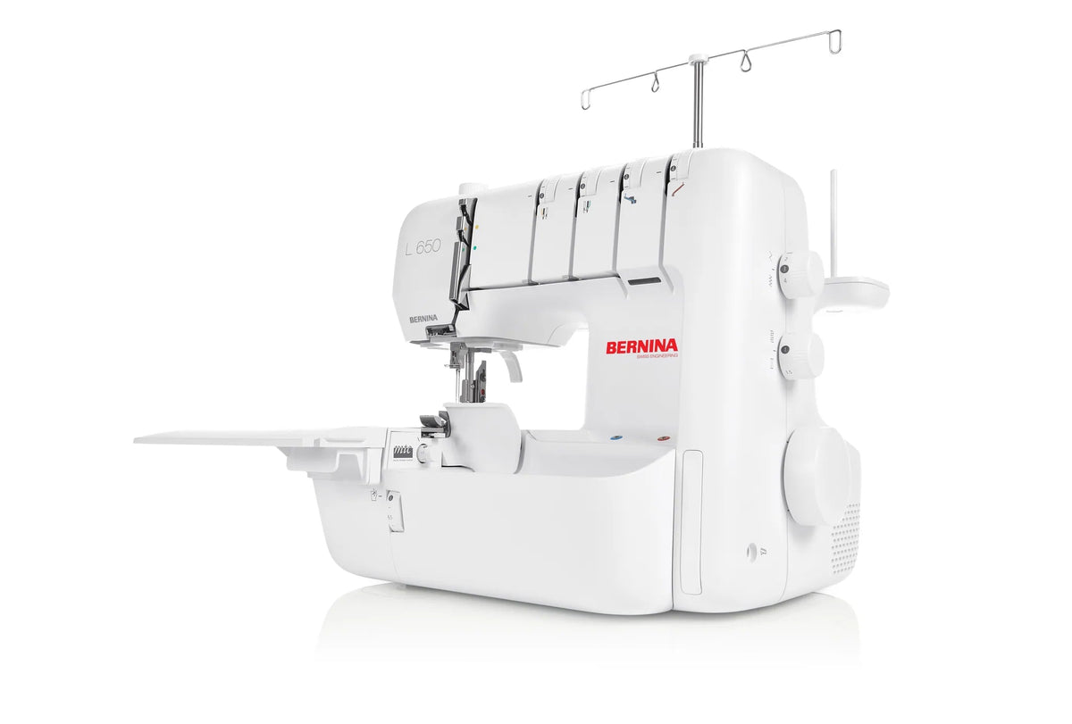 Surjeteuse BERNINA L 650 — en fonctionnement, avec table rallonge