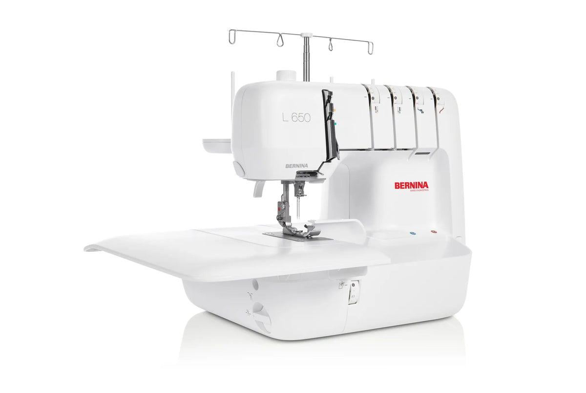 Surjeteuse BERNINA L 650 — en atelier, avec table rallonge