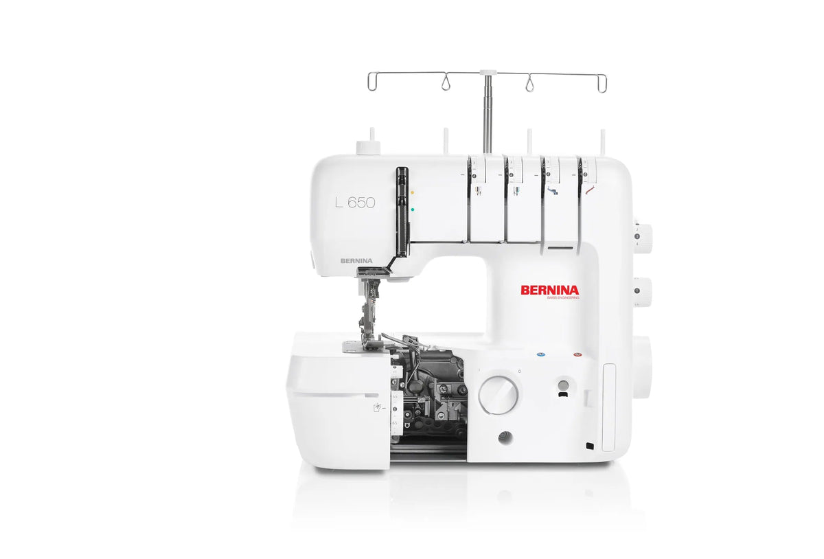 Surjeteuse BERNINA L 650 — vue de face, capot ouvert