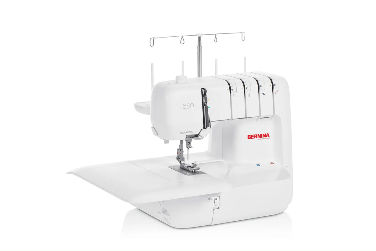 Surjeteuse BERNINA L 650 — vue trois quarts, avec table rallonge