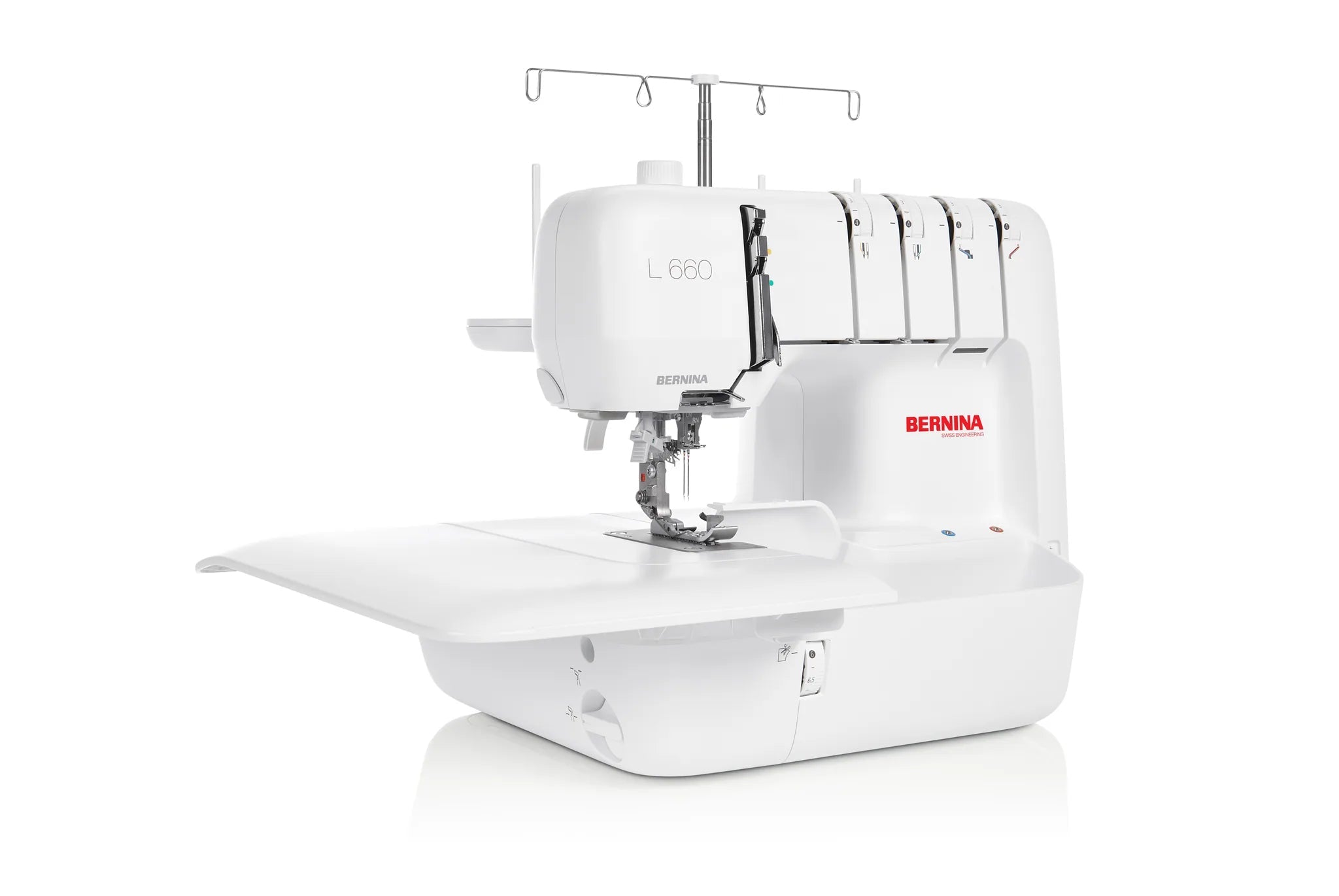 Surjeteuse BERNINA L 660 — en atelier, avec table rallonge
