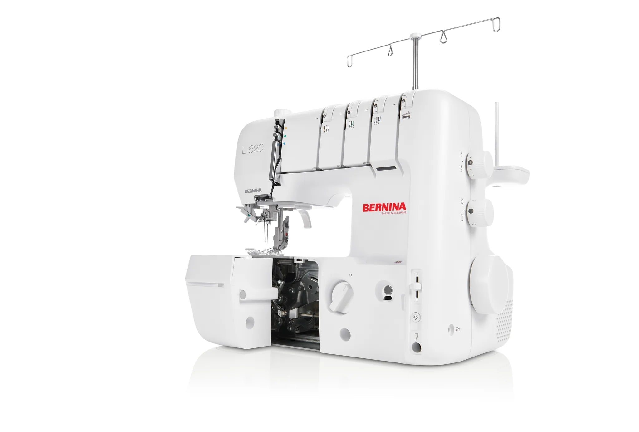 Surjeteuse-recouvreuse BERNINA L 620 — en fonctionnement, capot ouvert