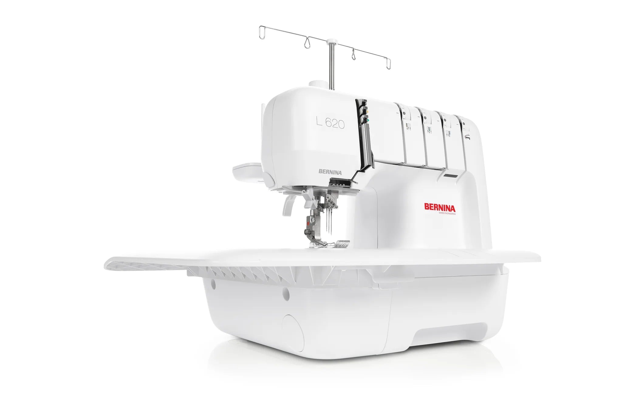 Surjeteuse-recouvreuse BERNINA L 620 — en fonctionnement, avec table rallonge