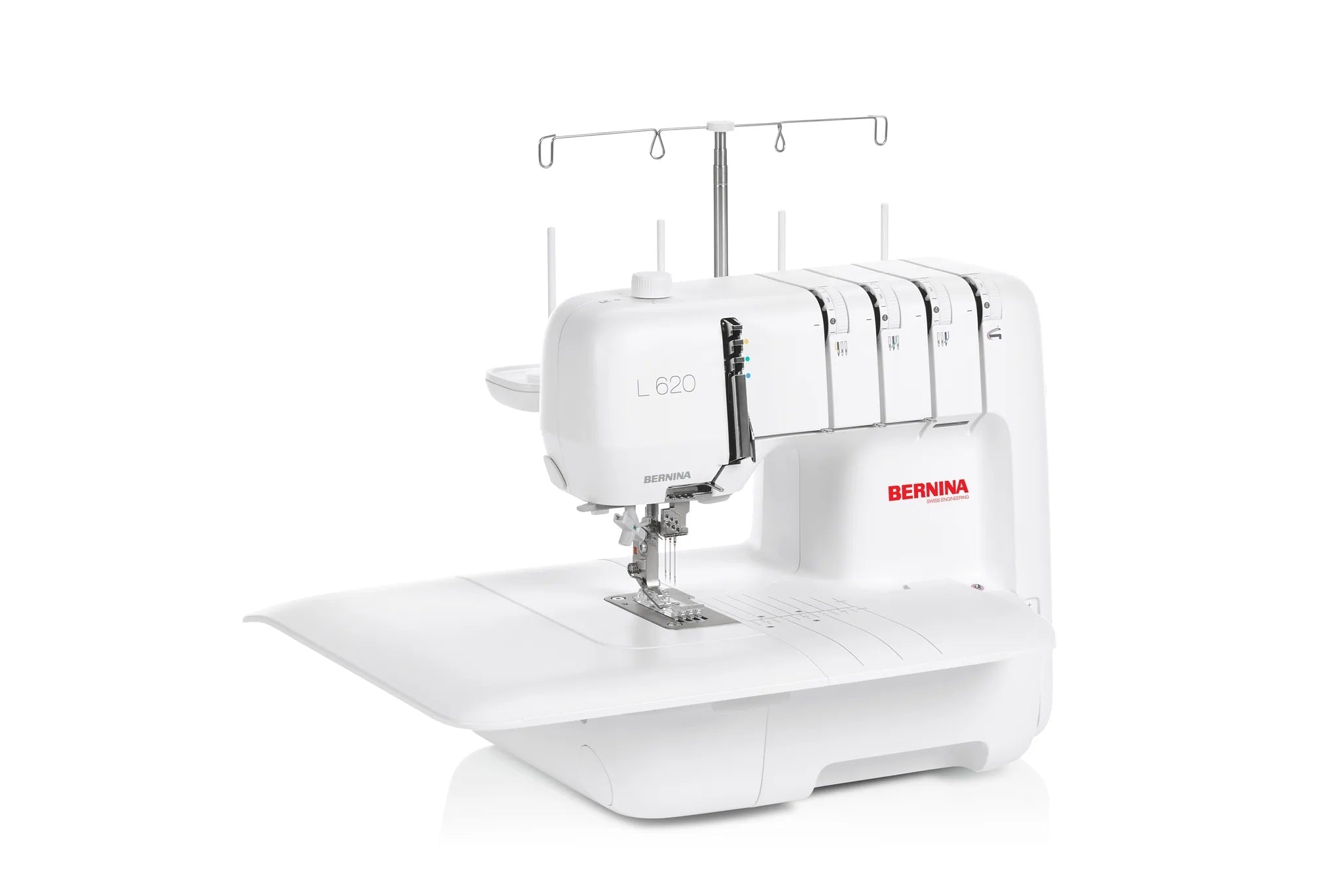 Surjeteuse-recouvreuse BERNINA L 620 — vue trois quarts, avec table rallonge