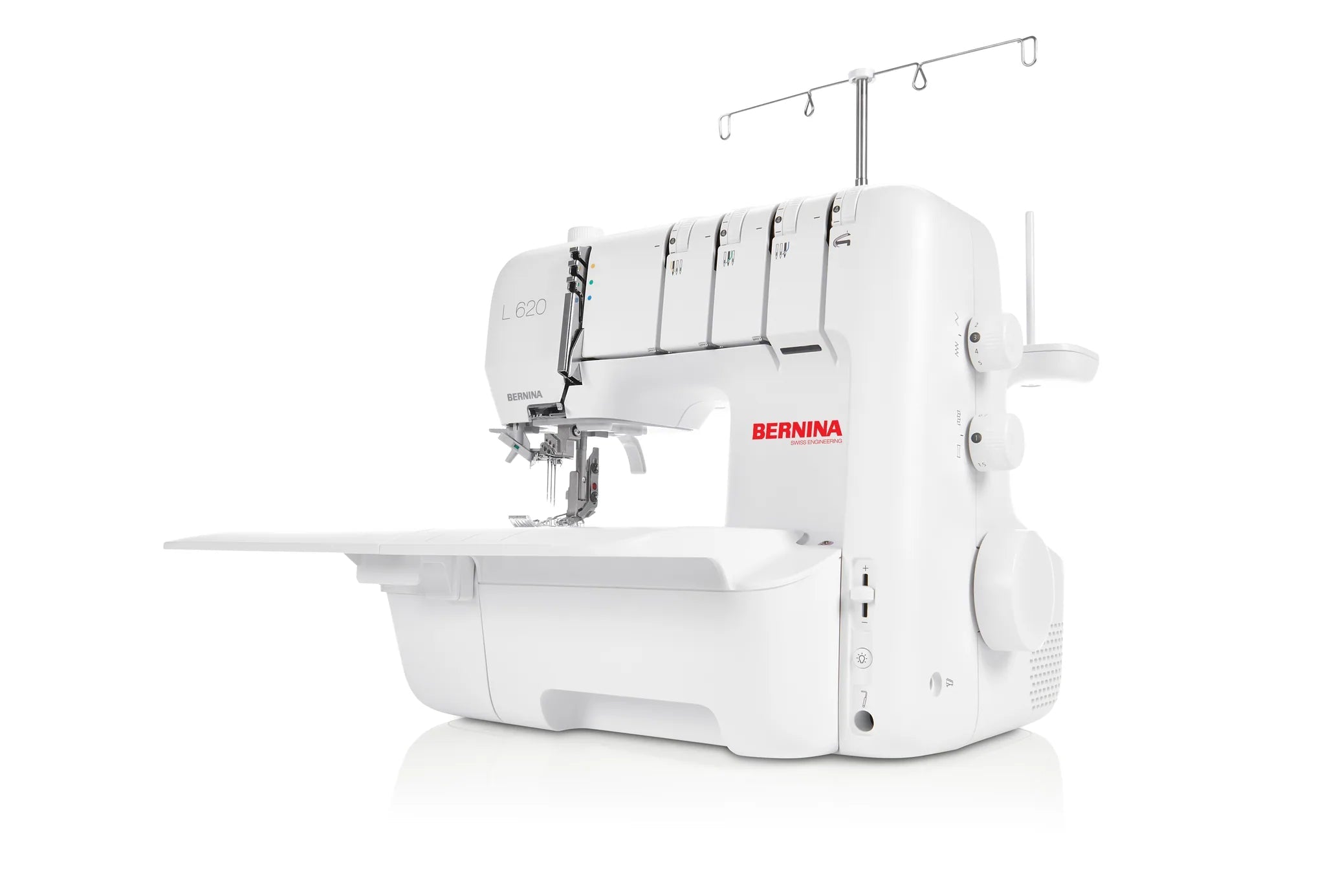Surjeteuse-recouvreuse BERNINA L 620 — en fonctionnement, avec table rallonge