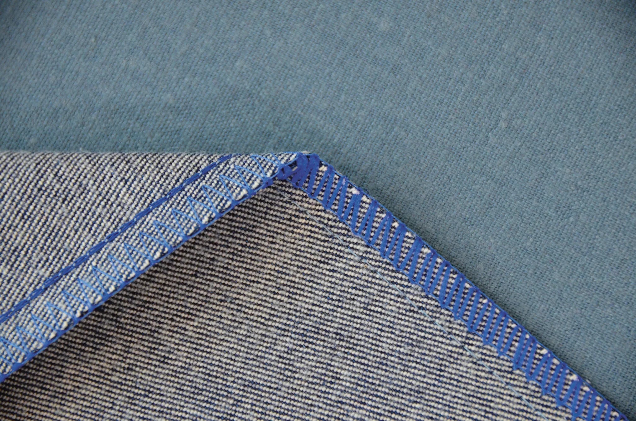 Surjeteuse-recouvreuse BERNINA L 890 — reportage atelier
