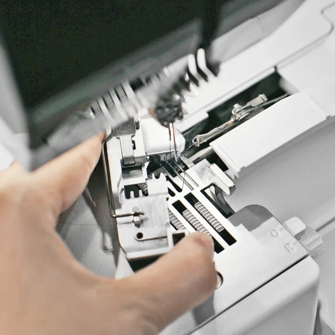 Surjeteuse-recouvreuse BERNINA L 890 — pied-de-biche